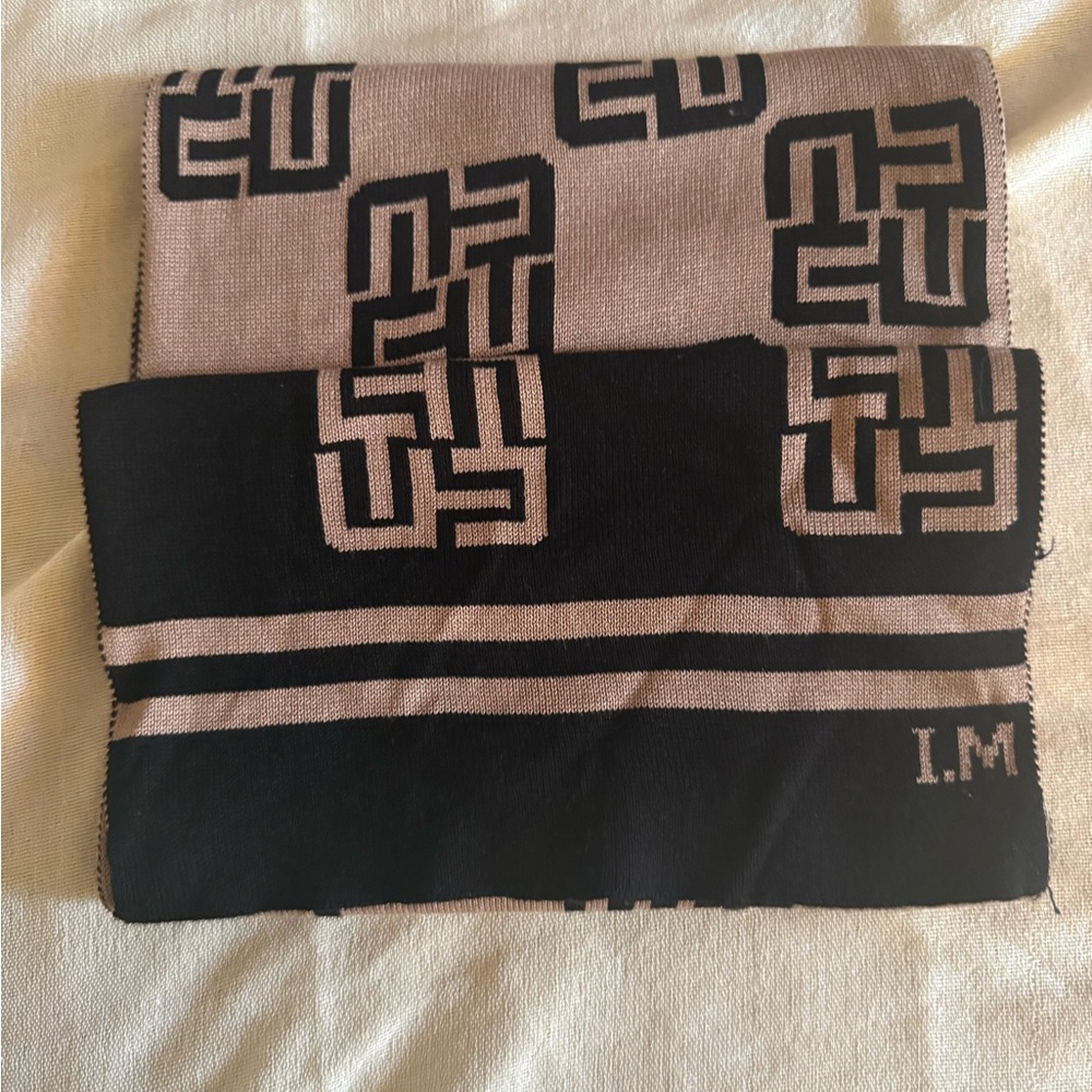 Elegant Black and Tan Scarf